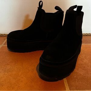 UGG Women's Classic Ultra Mini Platform Fashion Boots size 9
